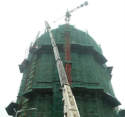 蔡甸吊车在工地上作业